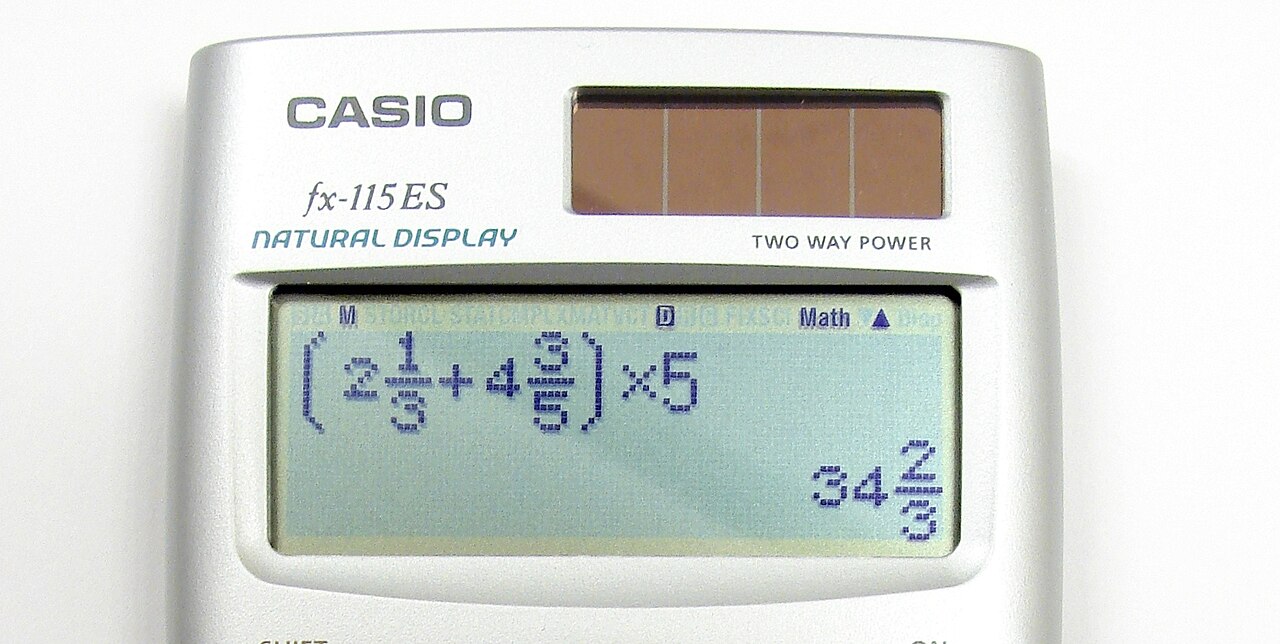 מחשבון כיס ובו תצוגה ומקשי ספרות